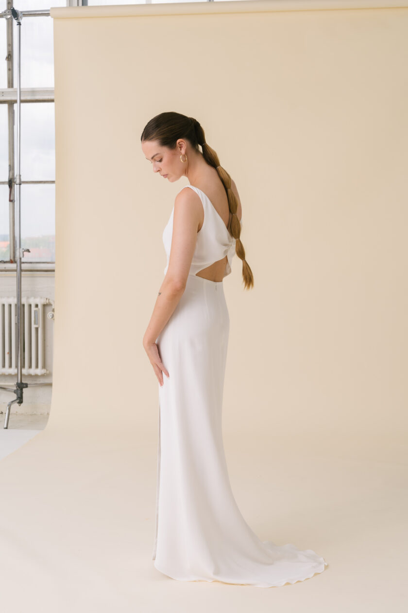 Lauren - Artemis minimalist silk brudekjole uden ærmer